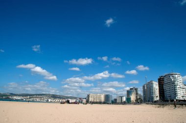 mavi gökyüzü güneşli plaj notth Afrika