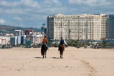 mavi gökyüzü güneşli plaj notth Afrika