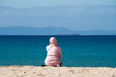 Horizon Beach bakarak insanlar