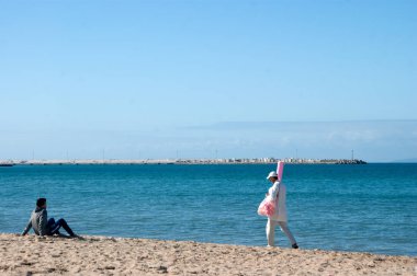 güneşli güzel bir plaj Kuzey Afrika insanlarda