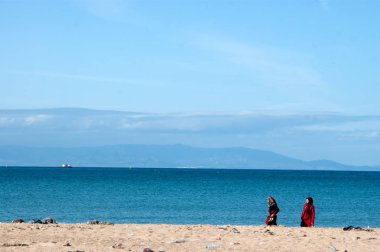 güneşli güzel bir plaj Kuzey Afrika insanlarda