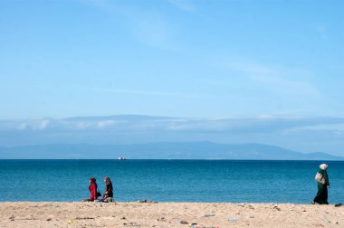güneşli güzel bir plaj Kuzey Afrika insanlarda