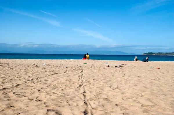 人们在一个阳光明媚美丽的海滩, 北非 — 图库照片