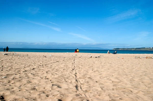日当たりの良い美しいビーチ、北アフリカの人々 — ストック写真