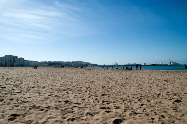 人们在一个阳光明媚美丽的海滩, 北非 — 图库照片