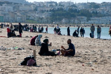 güneşli güzel bir plaj Kuzey Afrika insanlarda