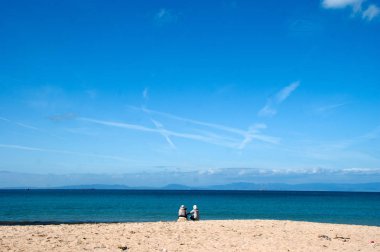 Horizon Beach bakarak insanlar