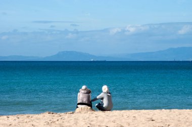 Horizon Beach bakarak insanlar