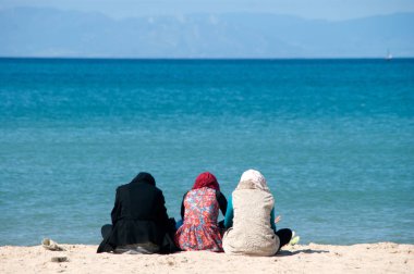 Horizon Beach bakarak insanlar