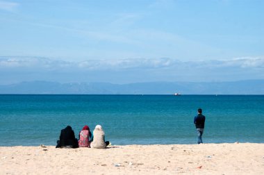 Horizon Beach bakarak insanlar