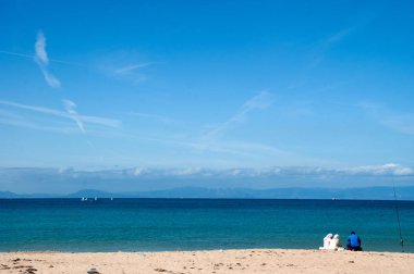 Horizon Beach bakarak insanlar