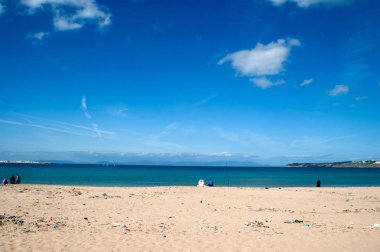 Horizon Beach bakarak insanlar