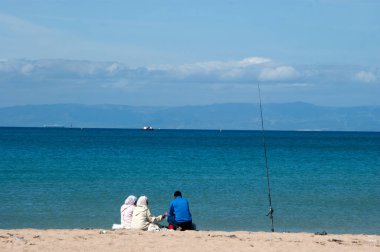 Horizon Beach bakarak insanlar