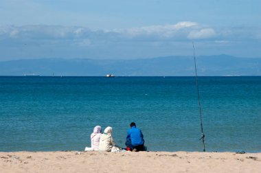 Horizon Beach bakarak insanlar