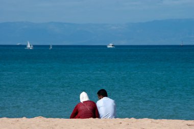 güneşli güzel bir plaj Kuzey Afrika insanlarda