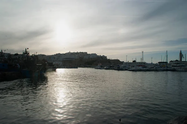 Kuzey Afrika şehri limanında
