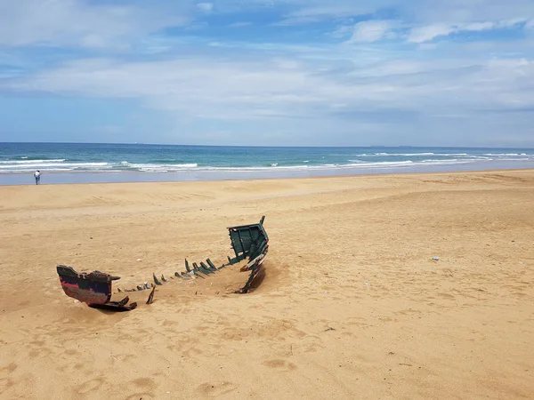 Barca abbandonata in spiaggia Immagini Stock Royalty Free