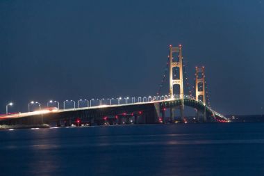gece Mackinac Köprüsü