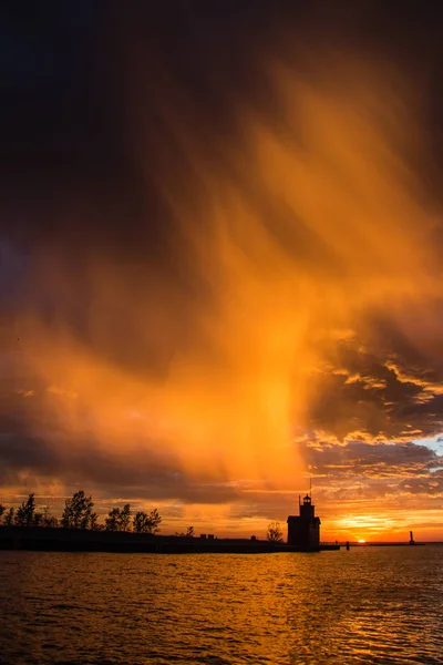 Драматическое Небо Над Историческим Красным Маяком Закате — стоковое фото