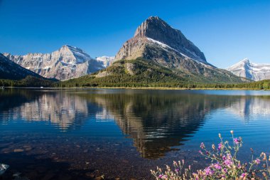 Buzul Ulusal Parkı 'ndaki Swiftcurrent Gölü' nün güzel bir manzarası