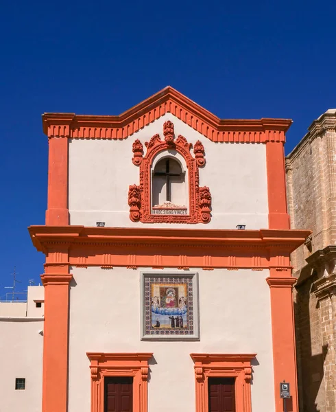 İtalya 'nın Puglia şehrinde güzel bir tatil beldesi olan Gelibolu' daki pitoresk evler