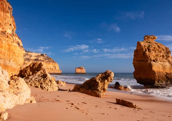 Carvoeiro yakınlarındaki güzel kayalık plaj praia da marinha, Algarve, Portekiz kıyıları..