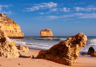 Carvoeiro yakınlarındaki güzel kayalık plaj praia da marinha, Algarve, Portekiz kıyıları..