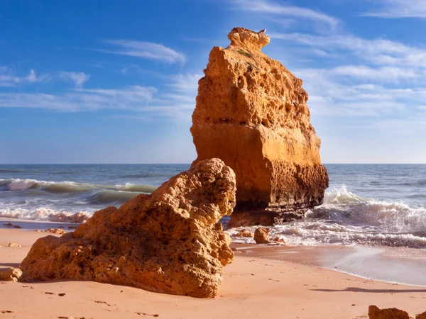 Carvoeiro yakınlarındaki güzel kayalık plaj praia da marinha, Algarve, Portekiz kıyıları..