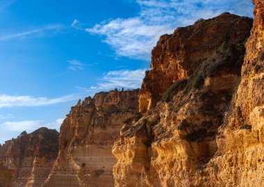 Carvoeiro yakınlarındaki güzel kayalık plaj praia da marinha, Algarve, Portekiz kıyıları..