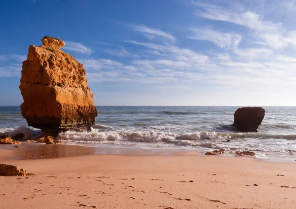 Carvoeiro yakınlarındaki güzel kayalık plaj praia da marinha, Algarve, Portekiz kıyıları..