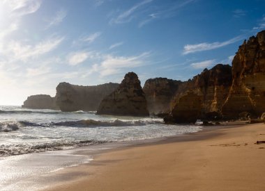 Carvoeiro yakınlarındaki güzel kayalık plaj praia da marinha, Algarve, Portekiz kıyıları..