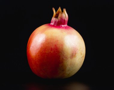 Siyah arkaplanda nar.