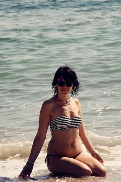 Frau am Strand. Foto — Stockfoto