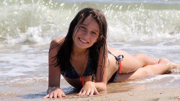 Rapariga na praia. Foto — Fotografia de Stock