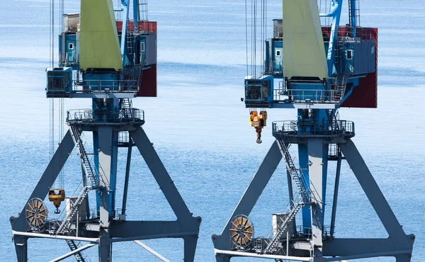 Port cranes at commercial dock — Stock Photo, Image