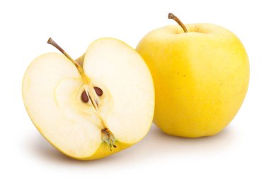 Bütün ve beyaz arka plan üzerinde izole sarı elma yarısı