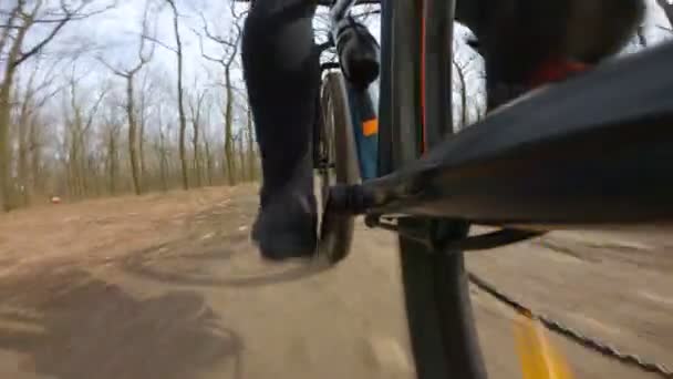 Pedaleando Bicicleta Parque Primavera — Vídeos de Stock