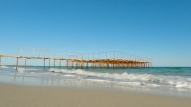 Paslı iskele dalgaları berrak gökyüzü