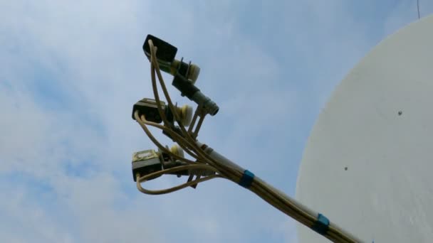 Hogar Antena Parabólica Lapso Tiempo Nubes Móviles — Vídeo de stock