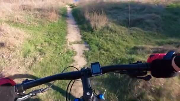 骑自行车沿着狭窄的小径驶向海滨悬崖慢行 — 图库视频影像