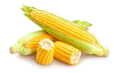 Dilimlenmiş mısır yolu beyazda izole edilmiş