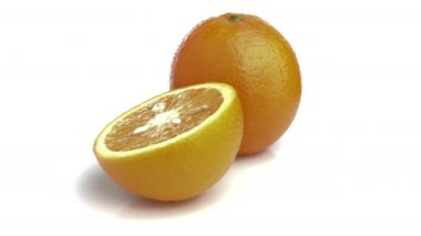 Dilimlenmiş portakal meyvesi beyaz arka planda izole