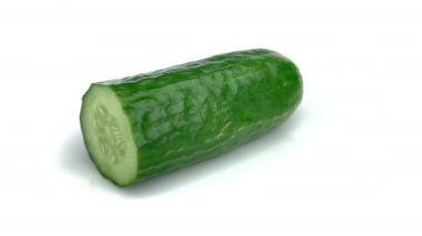 Dilimlenmiş salatalık beyaz arkaplanda izole edilmiş.