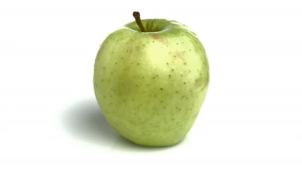Grüner Apfel Isoliert Auf Weißem Hintergrund — Stockvideo