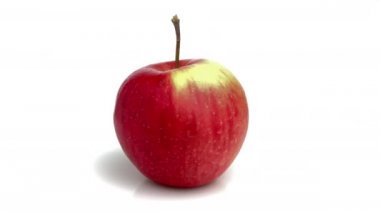 elma beyaz arkaplanda izole edildi