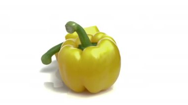 Dilimlenmiş sarı dolma biber beyaz arka planda izole edilmiş.