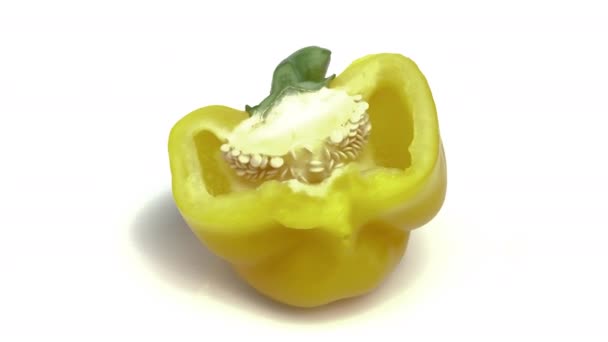 Scheiben Geschnittene Gelbe Paprika Isoliert Auf Weißem Hintergrund — Stockvideo
