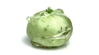 beyaz arkaplanda yalıtılmış kohlrabi