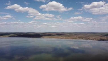 Gölün üzerindeki bulutlar panoramik manzara