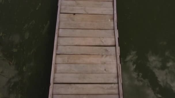 vieux jetée nuages réflexion sur le lac 